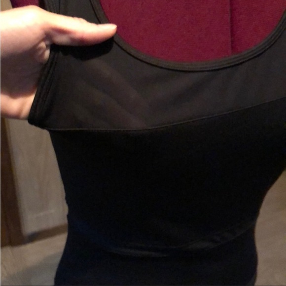 Bundle of 2 Women’s XS Casual and sexy sleeveless tops - Picture 5 of 7